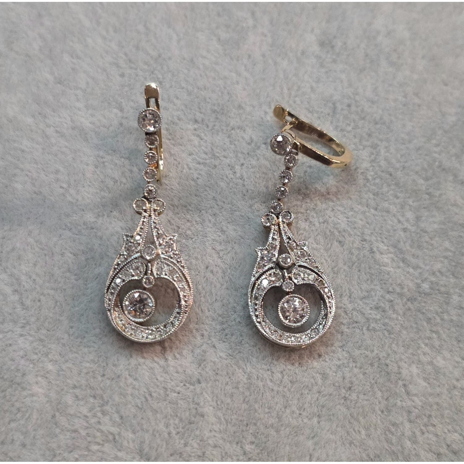 Pendientes largos antiguos en oro amarillo con la vista en oro blanco y diamantes.